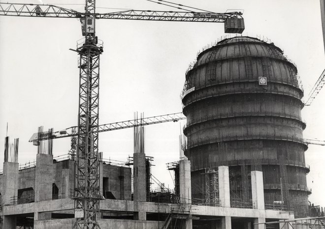 Manj kot sedem let po simboličnem začetku gradnje oziroma položitvi temeljnega kamna se je maja 1981 začela prva faza poskusnega obratovanja. FOTO: Janez Zrnec