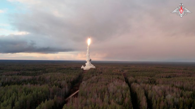 Preizkus ruske medcelinske balistične rakete jars oktobra letos v kozmodromu Pleseck na severu države FOTO: Reuters