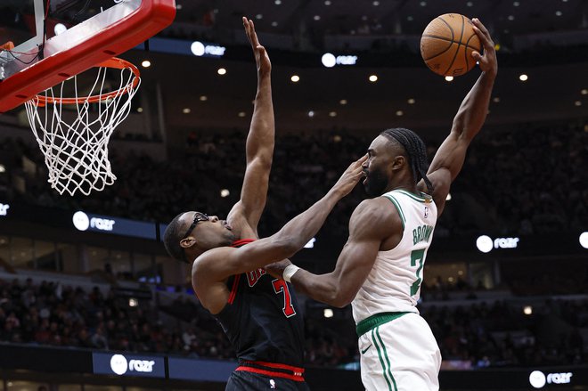 Jaylen Brown si je v Bostonovi prepričljivi predstavi proti Chicagu privoščil tudi atraktivno zabijanje. FOTO: Kamil Krzaczynski Usa Today Sports Via Reuters Con