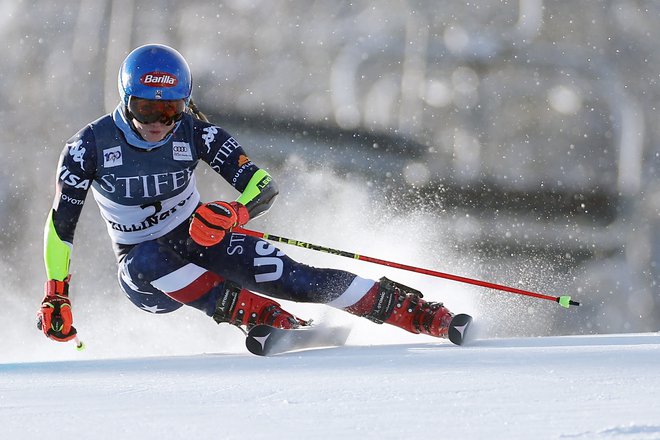 Mikaela Shiffrin, ki je lovila zgodovinsko 100. zmago v svetovnem pokalu, je po vodstvu v prvi vožnji ženskega veleslaloma v Killingtonu v Vermontu sredi proge odstopila in končala v zaščitni mreži. FOTO: Getty Images via Afp