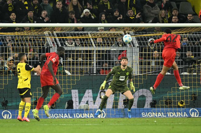 Jamal Musiala je po strelu z glavo izenačil na derbiju v Dortmundu, Bayern še naprej zanesljivo vodi. FOTO: Ina Fassbender/AFP