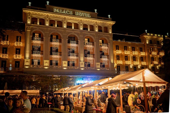 V parku hotela Palace decembra ob koncih tedna tradicionalno poteka božično-novoletni sejem. FOTO: TZP