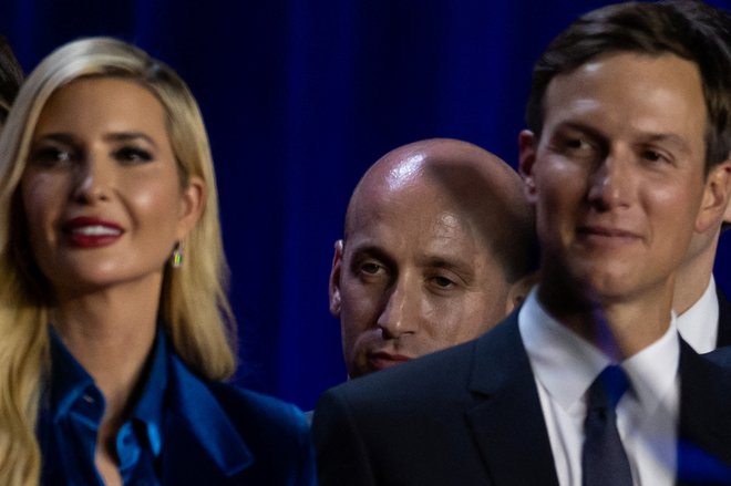 Ivanka Trump in Jared Kushner, sin prihodnjega ameriškega veleposlanika v Franciji. FOTO: Carlos Barria/Reuters


 
