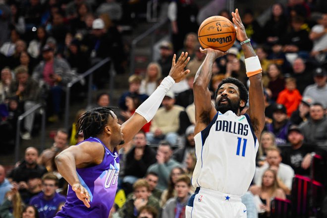 Ko Luke Dončioća ni, Kyrie Irving vajeti igre drži. Branilec je bil najboljši strelec Dallasa v Utahu. FOTO: Alex Goodlett/Getty Images Via AFP