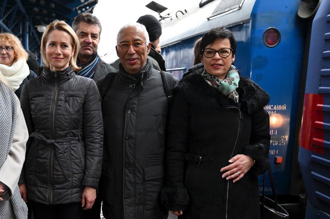 Novi predsednik Evropskega sveta Antonio Costa, nova visoka zunanjepolitična predstavnica EU Kaja Kallas in nova evropska komisarka za širitev unije Marta Kos v Ukrajini. FOTO: X/António Costa

 