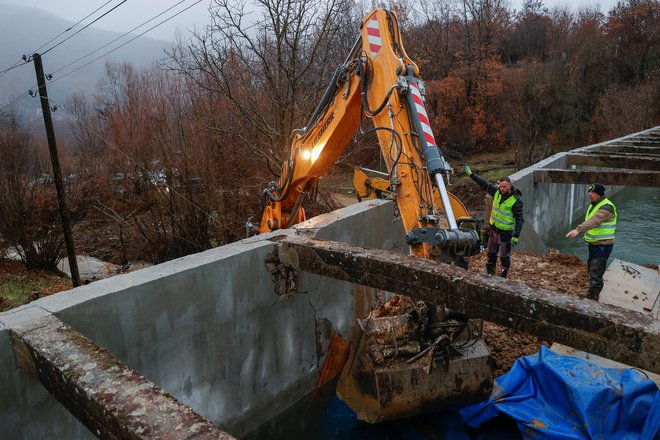 Delavci popravjajo kanal v bližini kraja Zubin Potok. FOTO: Valdrin Xhemaj/Reuters