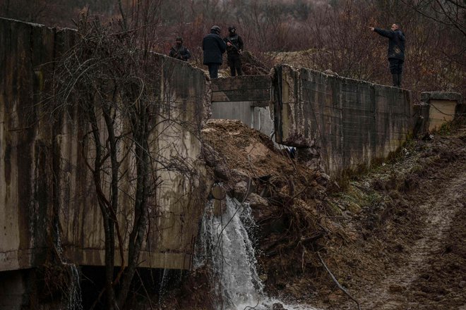 Preko kanala se napajata tudi dve termoelektrarni. FOTO: Armend Nimani/AFP


 
