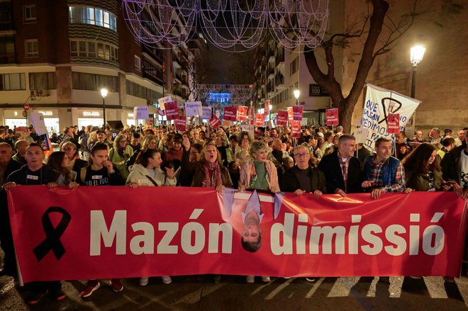 Največ jeze je bilo usmerjene v predsednika regionalne valencijske vlade Carlosa Mazóna. FOTO: Jose Jordan/AFP