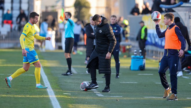 Boštjana Cesarja (desno) čaka težko delo pri oblikovanju Maribora v šampionsko podobo. Vijoliočni so bili sicer v Kopru bliže zmagi, a jo jim je ukradla napaka. FOTO: Matej Družnik/Delo