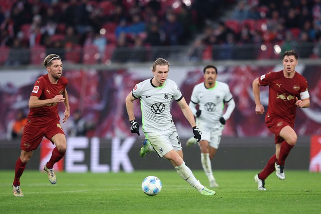 Patrick Wimmer (v sredini) in drugi nogometaši Wolfsburga so bili predobri za Kevina Kampla (levo) in druge pri Leipzigu. FOTO: Ronny Hartmann/AFP