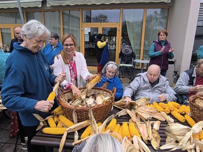 Obstajajo velike regijske razlike ne samo v pokritosti z dolgotrajno oskrbo, ampak tudi v njeni cenovni dostopnosti. FOTO: Oste Bakal