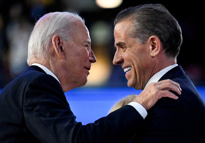 Predsednik Joe Biden in njegov sin Hunter na demokratski konvenciji v Chicagu.  FOTO: Craig Hudson/Reuters