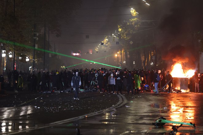 Policija je najprej uporabila vodni top, nato pa še solzivec in gumijaste naboje. FOTO: Giorgi Arjevanidze/AFP