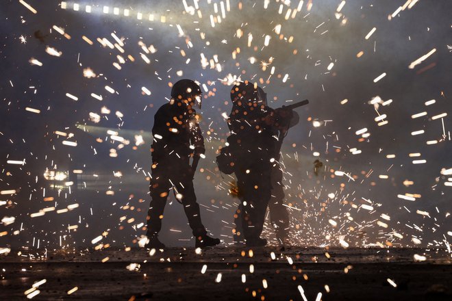 Nekateri protestniki so v policiste metali kamenje in pirotehniko. FOTO: Giorgi Arjevanidze/AFP