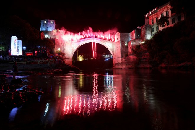 Mostar, ki je po svetu znan po tekmovanju v skokih s Starega mostu v Neretvo, bo prizorišče ključnega srečanja koalicijskih partnerjev. Dogovor na tem srečanju bi Bosni in Hercegovini lahko odprl pot do sredstev iz bruseljskega načrta za rast. FOTO: Amel Emric/Reuters