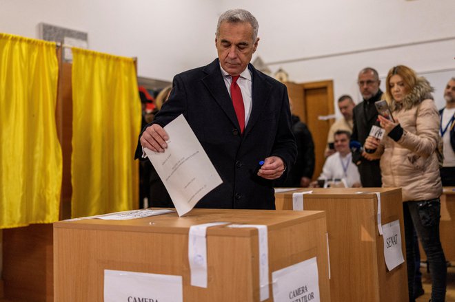 Georgescuja čaka drugi krog predsedniških volitev. FOTO: Alkis Konstantinidis/Reuters