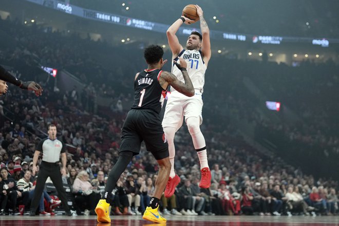 Luka Dončić je po tekmi dejal, da v zapestju še čuti bolečine, a se to pri metu ni poznalo, iz igre je bil 64-odstotno uspešen. Foto Soobum Im/AFP