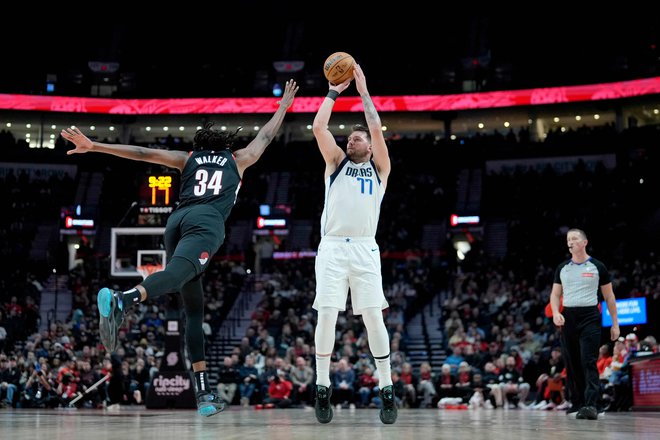 Luka Dončić, ki je izpustil zadnjih pet tekem zaradi poškodbe desnega zapestja, se je vrnil na parket v Portlandu. S 36 točkami, 13 podajami in 7 skoki je zrežiral zmago Dallasa v Moda Centru (131:137). Foto: Soobum/Afp