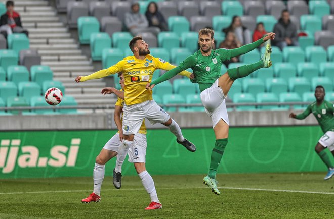 Nemanja Jakšić (levo) velja za marljivega, discipliniranega in odgovornega nogometaša. FOTO: Blaž Samec/Delo