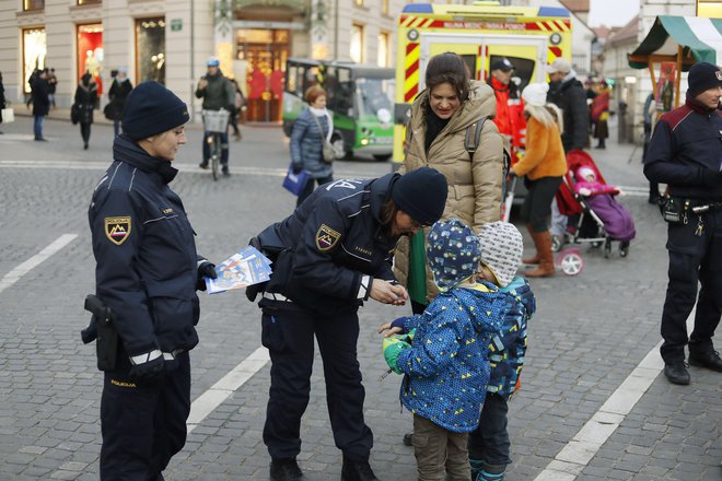 Policisti opozarjajo na posledice nepremišljene rabe pirotehnike, ki lahko za vedno zaznamuje življenje posameznika. FOTO: Leon Vidic/Delo