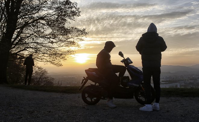 V zadnjih letih so pri otrocih in mladostnikih v porastu depresije, posebno pri dekletih, anksiozne motnje in motnje hranjenja, poročajo strokovnjaki. Fotografija je simbolična. FOTO: Blaž Samec