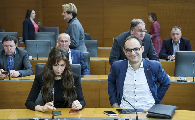 Eva Irgl in Anže Logar sta mandat začela v prvih vrstah velike dvorane, kam bosta tokrat presedena, še ni jasno. FOTO: Jože Suhadolnik