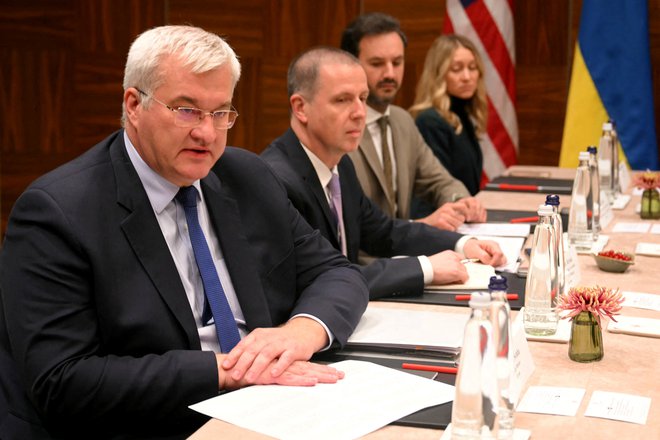 Ukrajinski zunanji minister Andrij Sibiha verjame, da bo polnopravno članstvo Ukrajine v Natu odvračalo nadaljnjo rusko agresijo. FOTO: Nicolas Tucat/Reuters