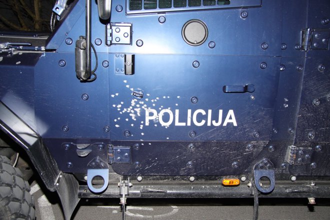 Neznana oseba je v BTC na policijsko vozilo namestila zastavo tuje države, prav tako neznanci pa so uporabljali plašilne pištole. Simbolna fotografija. FOTO: PU Novo mesto