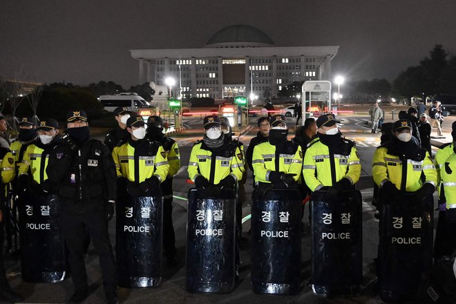 Policija preprečuje vstop v parlament. FOTO: Jung Yeon-je Afp