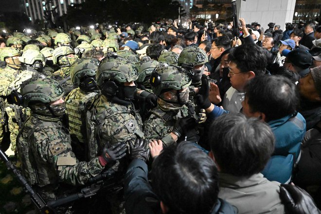 Vojska je vstopila v parlament. FOTO: Jung Yeon-je/AFP