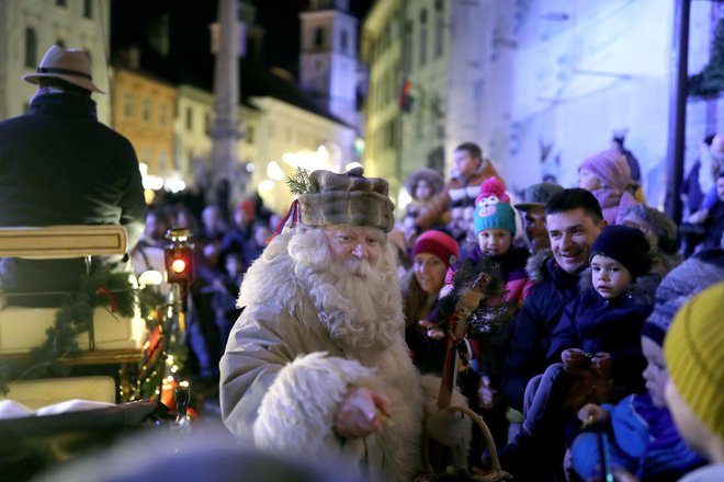 Dedek Mraz vsako leto obdaruje tako pridne kot poredne otroke, saj bodo poredni zato postali bolj pridni. FOTO: Blaž Samec