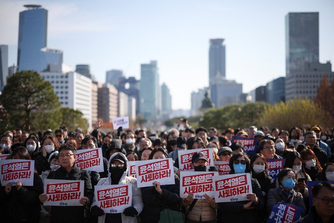 Protestniki zahtevajo odstop predsednika Jun Sok Jeola. FOTO: Kim Hong-ji/Reuters