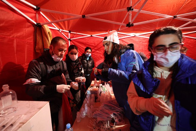 Več protivladnim protestnikom so nudili medicinsko pomoč. FOTO: Giorgi Arjevanidze/AFP