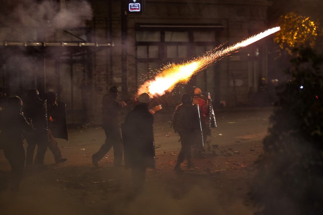 Protesti trajajo že skoraj en teden. FOTO: Giorgi Arjevanidze/AFP