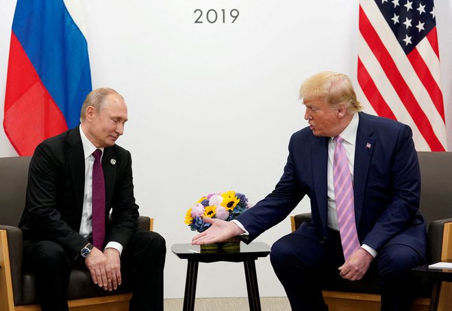 Vladimir Putin in Donald Trump sta leta 2019 že sedela za isto mizo. Je to kažipot za mir v Ukrajini? FOTO: Kevin Lamarque/Reuters