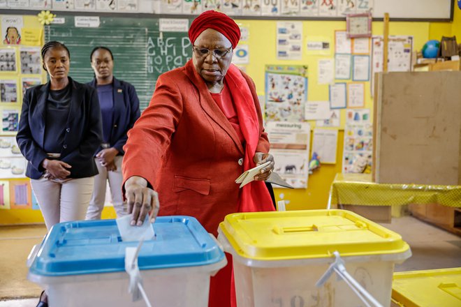 Netumbo Nandi-Ndaitwah je svoj glas oddala prejšnjo sredo, volitve pa so spremljale številne nepravilnosti. FOTO: Simon Maina/AFP