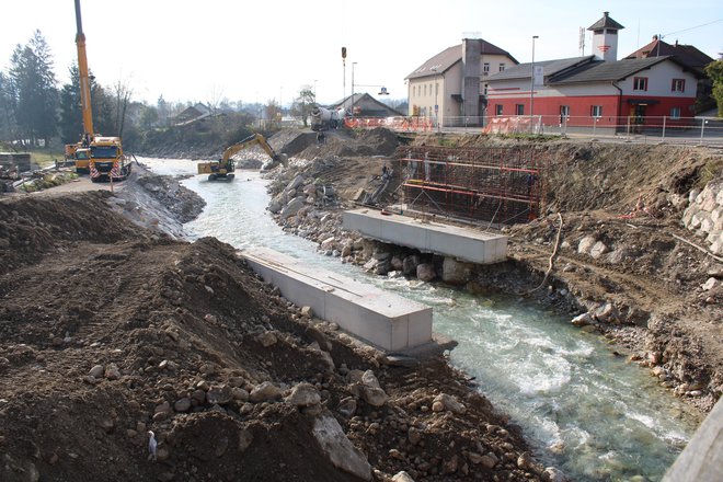 Po lanski vremenski katastrofi so nov most v Stranjah začeli graditi julija letos. FOTO: Bojan Rajšek/Delo