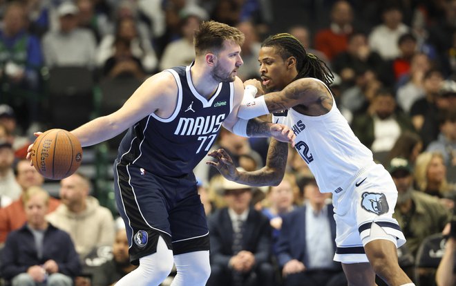 Luka Dončić in Ja Morant sodita v najožji krog zvezdnikov lige NBA, tokrat je bil bolj uspešen Ljubljančan. Foto Kevin Jairaj/Reuters