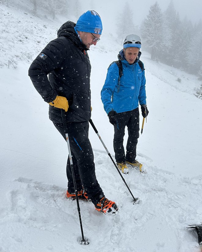 Damjan Omerzu in Miha Habjan sta prikazala, kakšna je oprema za lahkonejše izlete in kakšna za visokogorje. FOTO: Simona Bandur