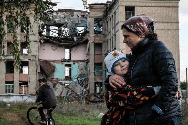 Tisoče ton je z zgodnjim jutrom v četrtek udarilo ob tla v okolici Kijeva. FOTO: Yasuyoshi Chiba/AFP