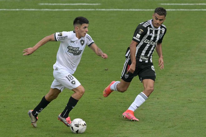 Argentinec Thiago Almada (levo) je najvrednejši nogometaš najboljšega brazilskega kluba. FOTO: Juan Mabromata/AFP