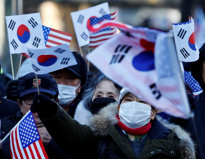 Korejci so se množično in glasno odzvali na ulicah Seula, kjer so zahtevali odstop Juna Suk Jola. FOTO: Kim Kyung-hoon/Reuters