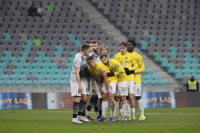 Nogometaši Brava in Radomelj so pokazali premalo napadalnih veščin za zmagovalni konec preložene tekme 16. kola. FOTO: Leon Vidic/delo