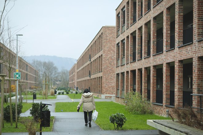 Stanovalci v soseski Rakova jelša 2, ki so se vselili pred letom in pol, opozarjajo na napake pri gradnji. Izvajalec jih bo popravil, trdijo na MOL. FOTO: Jože Suhadolnik/Delo