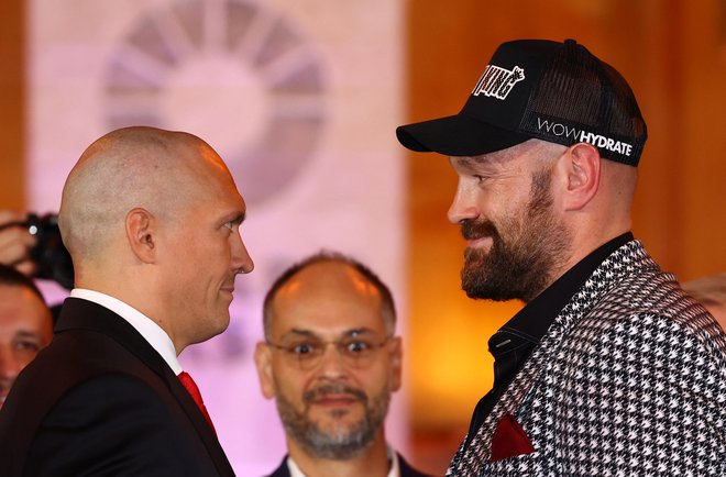 Oleksandr Usik (levo) in Tyson Fury sta si na nedavni novinarski konferenci spet zrla iz oči v oči. FOTO: Matthew Childs/Reuters