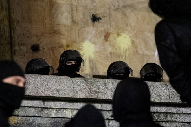 Policisti protestnikom omejujejo svobodo, organizatorje iščejo tudi po njihovig domovih. FOTO: Irakli Gedenidze/Reuters