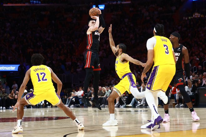 Tyler Herro je zadel kar devet trojk. FOTO: Carmen Mandato/AFP