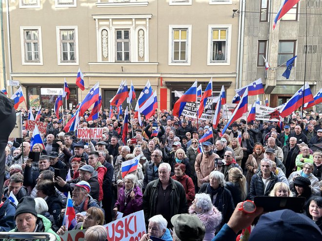 Shod podpornikov stranke SDS ob sojenju Janezu Janši v Celju. Foto Mojca Marot/Delo