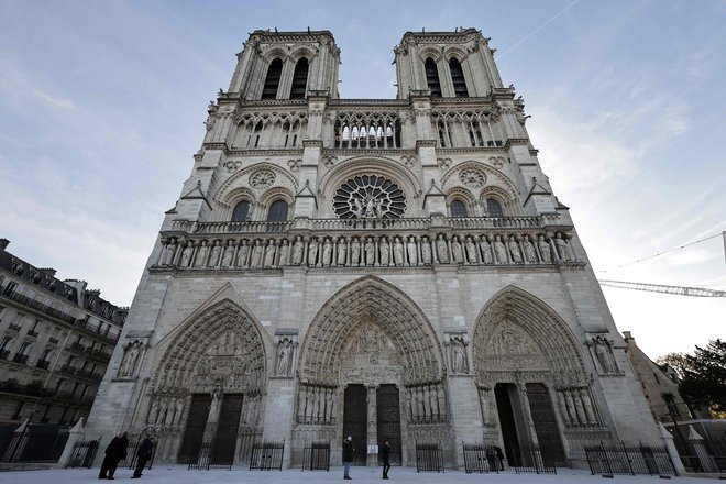 Četudi je nastajala dolga stoletja, je Notre-Dame z zgodnjo letnico začetka gradnje 1163 med osrednjimi dosežki zgodnje gotike, časa izoblikovanja najprepoznavnejših elementov tega arhitekturnega sloga. FOTO: Christophe Petit Tesson/AFP