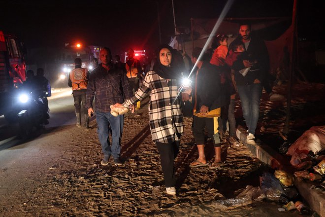 Palestinci v Al Mavasiju po izraelskem napadu na tamkajšnje begunsko taborišče FOTO: Bashar Taleb/AFP